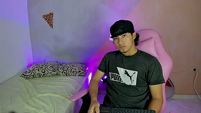 Snapshot of Laura_and_Kevin chatting on 11.20.25 Laura and Kevin online show from 11.20.25