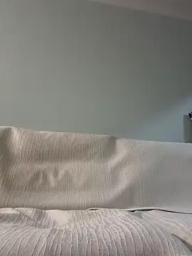 Snapshot of miniyellower chatting on 10.25.25 miniyellower online show from 10.25.25