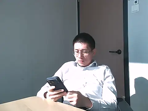 Snapshot of miniyellower chatting on 11.19.25 miniyellower online show from 11.19.25