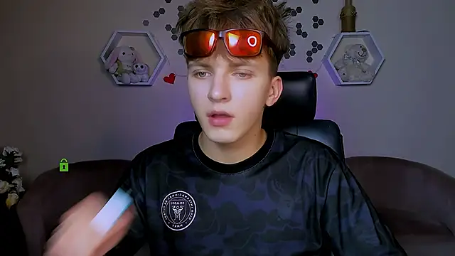 travis wolf  online show from 09.18.25