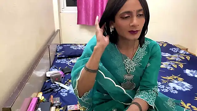 LuvLayla online show from 10.09.25