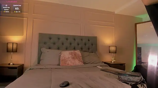 Snapshot of ALICESANDOVAL chatting on 10.27.25 ALICESANDOVAL online show from 10.27.25