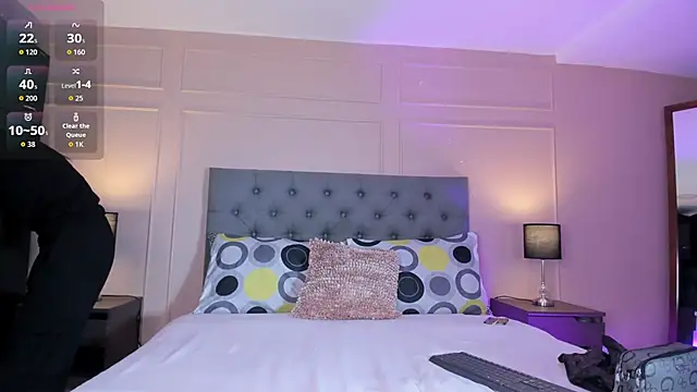 Snapshot of ALICESANDOVAL chatting on 12.04.25 ALICESANDOVAL online show from 12.04.25