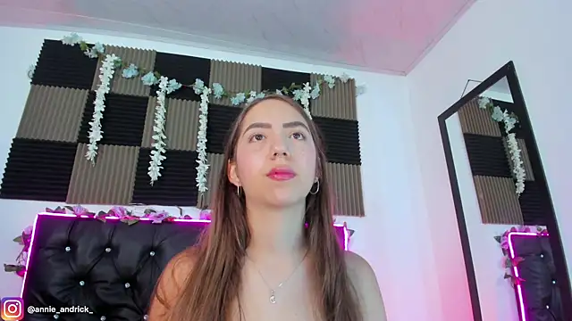 Snapshot of _leda_swan_ chatting on 05.18.26 leda swan online show from 05.18.26