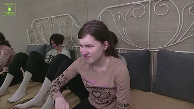 Snapshot of ViviaraNGendy chatting on 10.11.25 ViviaraNGendy online show from 10.11.25