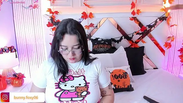 Snapshot of foxybunny chatting on 10.20.25 foxybunny online show from 10.20.25