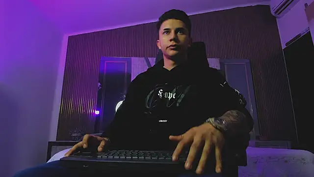 liaamsmiith  online show from 09.25.25