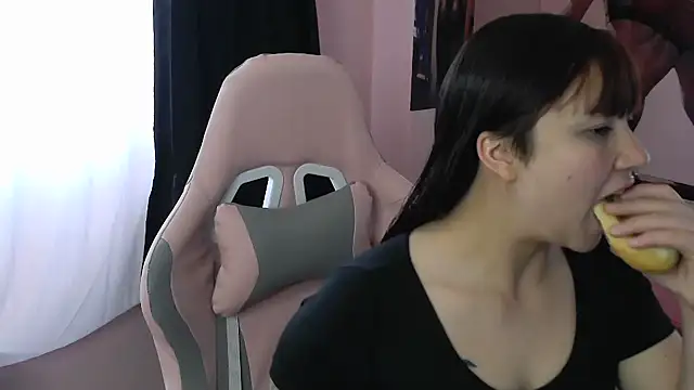 Snapshot of Zulema_R1 chatting on 02.12.26 Zulema R1 online show from 02.12.26