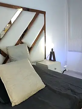 Niicolle Evanss online show from 04.15.26