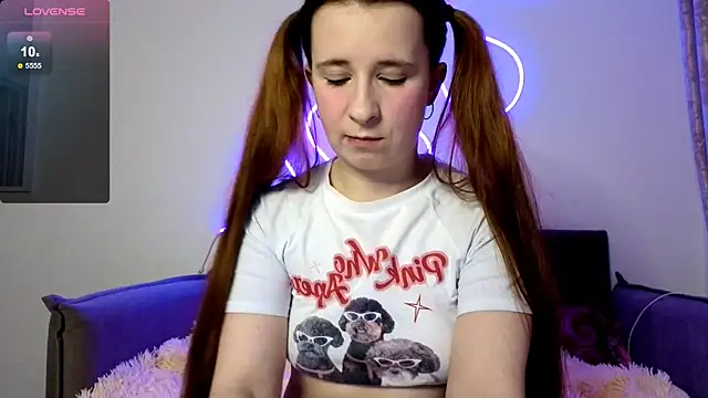 Snapshot of _Linett_ chatting on 11.03.25  Linett  online show from 11.03.25