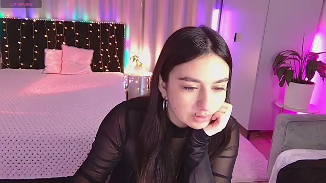 Lola Sparks online show from 09.23.25