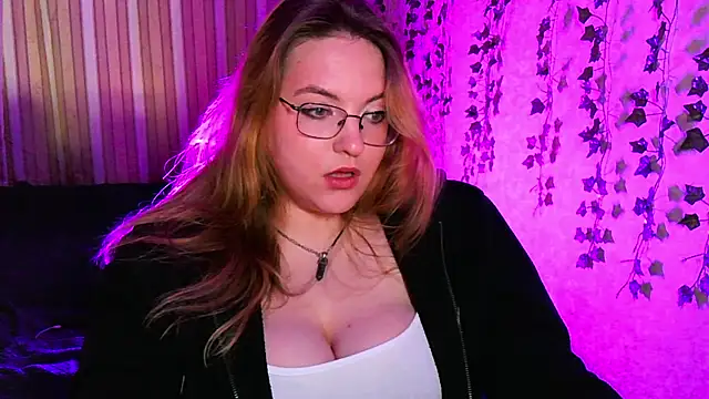 Snapshot of ZayaRush chatting on 09.25.25 ZayaRush online show from 09.25.25