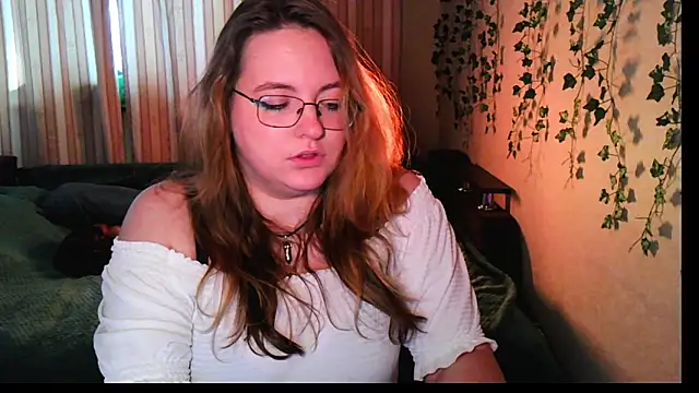 Snapshot of ZayaRush chatting on 10.13.25 ZayaRush online show from 10.13.25