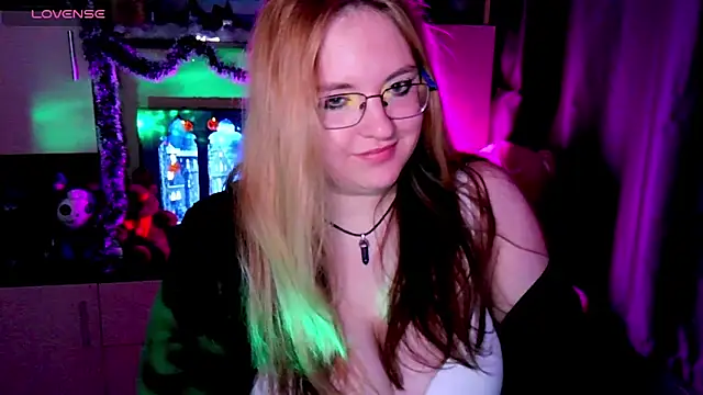 Snapshot of ZayaRush chatting on 12.04.25 ZayaRush online show from 12.04.25