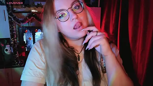 Snapshot of ZayaRush chatting on 12.15.25 ZayaRush online show from 12.15.25