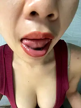 Yumii 09 online show from 10.04.25