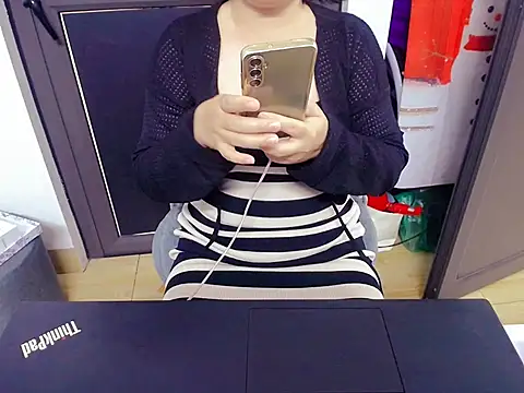 Snapshot of Phuong_Myy chatting on 11.16.25 Phuong Myy online show from 11.16.25