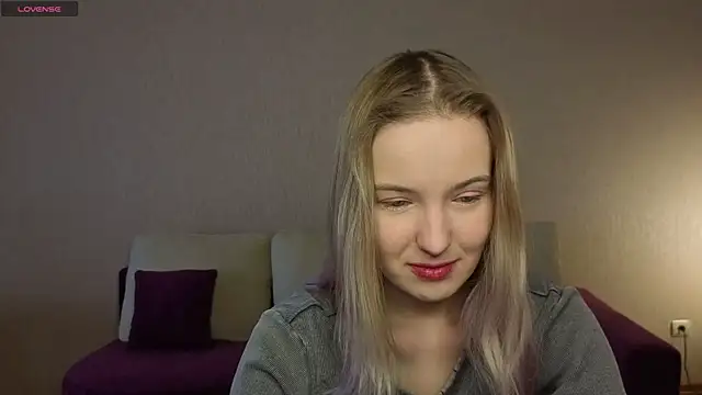 Snapshot of HongTomczak chatting on 04.13.26 HongTomczak online show from 04.13.26