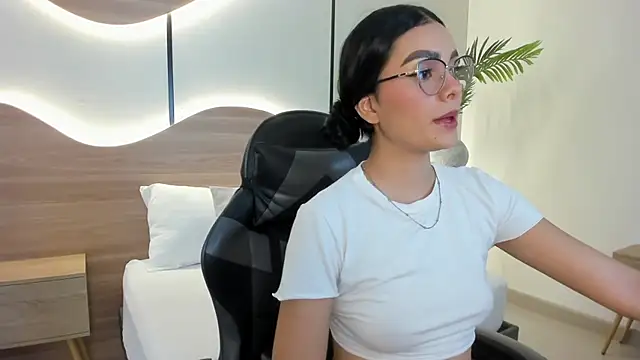 Snapshot of emily_tolson chatting on 12.02.25 emily tolson online show from 12.02.25