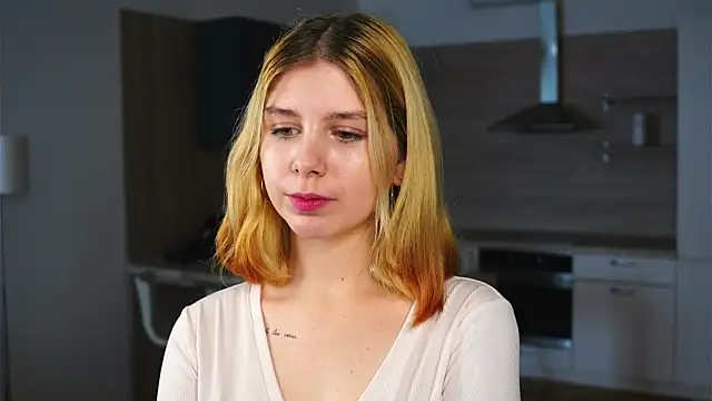 Snapshot of HermelindaKopczyk chatting on 10.10.25 HermelindaKopczyk online show from 10.10.25