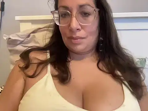 Snapshot of RosaFreya chatting on 06.05.26 RosaFreya online show from 06.05.26