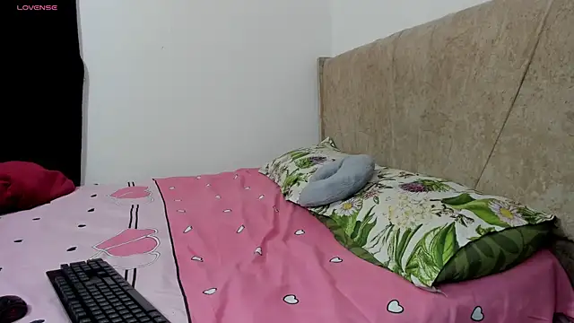 Snapshot of kinky_sexyhot chatting on 09.30.25 kinky sexyhot online show from 09.30.25