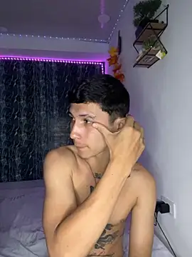 Snapshot of Alejandro_BigCock22 chatting on 10.05.25 Alejandro BigCock22 online show from 10.05.25