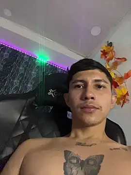 Snapshot of Alejandro_BigCock22 chatting on 10.27.25 Alejandro BigCock22 online show from 10.27.25