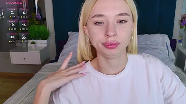 Snapshot of RachelColon chatting on 09.18.25 RachelColon online show from 09.18.25