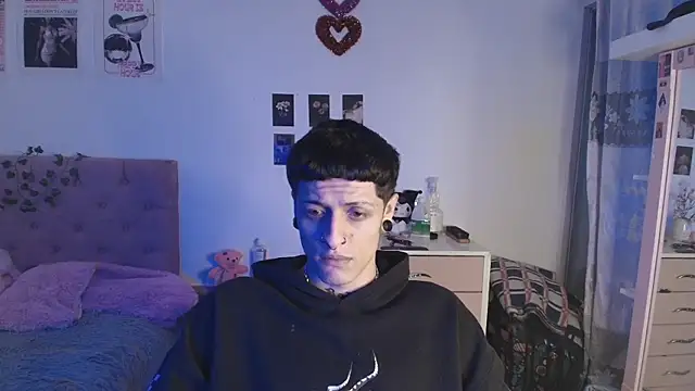 Snapshot of 2cyboy_ chatting on 10.01.25 2cyboy online show from 10.01.25