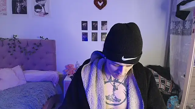 Snapshot of 2cyboy_ chatting on 10.06.25 2cyboy online show from 10.06.25