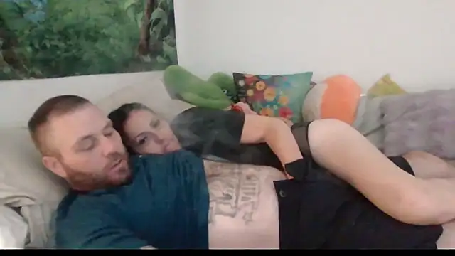 Snapshot of RaynLiz chatting on 09.17.25 RaynLiz online show from 09.17.25