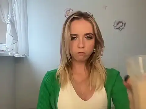 Snapshot of ClaudiaAmore chatting on 09.25.25 ClaudiaAmore online show from 09.25.25