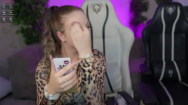 Snapshot of Ella_054 chatting on 09.29.25 Ella 054 online show from 09.29.25