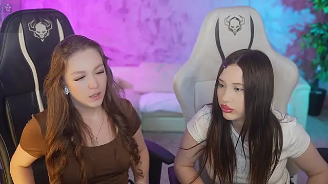 Snapshot of Ella_054 chatting on 10.07.25 Ella 054 online show from 10.07.25