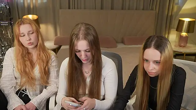 Snapshot of Ella_054 chatting on 10.13.25 Ella 054 online show from 10.13.25