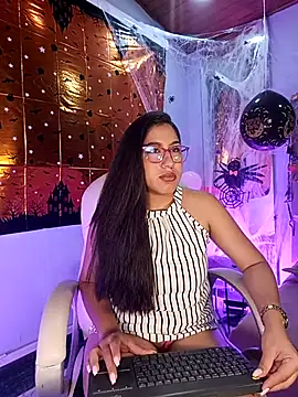 Snapshot of Karoline21 chatting on 10.20.25 Karoline21 online show from 10.20.25
