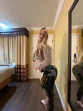 Petite Blonde Barbie online show from 09.28.25