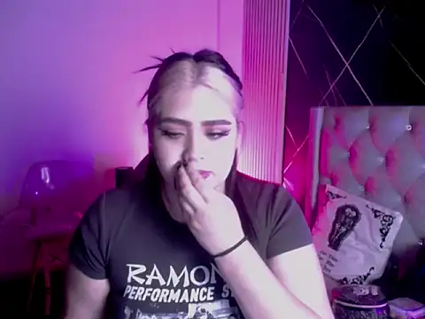 Snapshot of im_bunny__ chatting on 11.13.25 im bunny online show from 11.13.25