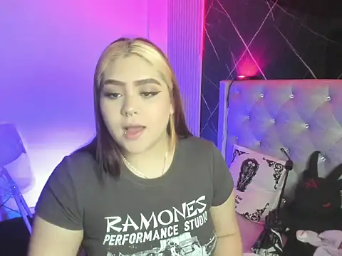 Snapshot of im_bunny__ chatting on 11.28.25 im bunny online show from 11.28.25