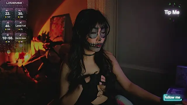 Snapshot of Kami_Lee_XO chatting on 10.31.25 Kami Lee XO online show from 10.31.25