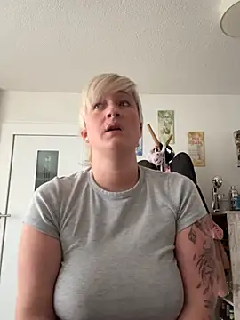 Snapshot of Rozendefotz chatting on 02.19.26 Rozendefotz online show from 02.19.26