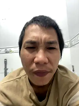 Snapshot of youmitom chatting on 10.24.25 youmitom online show from 10.24.25