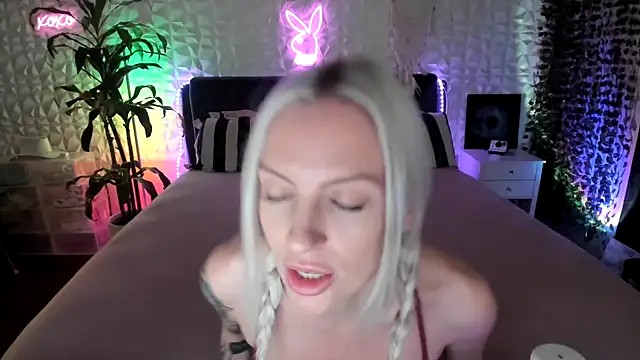 Snapshot of xbbybelle chatting on 05.18.26 xbbybelle online show from 05.18.26