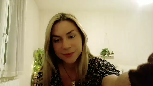 Snapshot of wonderalice31 chatting on 10.13.25 wonderalice31 online show from 10.13.25