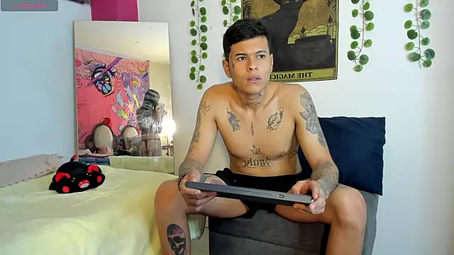 Snapshot of rosse_dredd chatting on 10.20.25 rosse dredd online show from 10.20.25