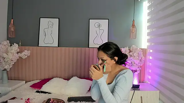 Mila Hank  online show from 03.04.26