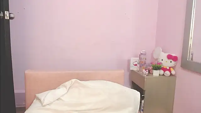 Snapshot of kiity_horny_ chatting on 11.18.25 kiity horny online show from 11.18.25