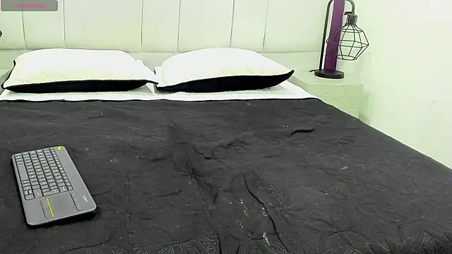 Snapshot of NiraLux chatting on 10.10.25 NiraLux online show from 10.10.25