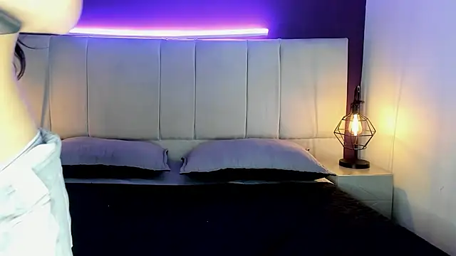 Snapshot of NiraLux chatting on 10.25.25 NiraLux online show from 10.25.25